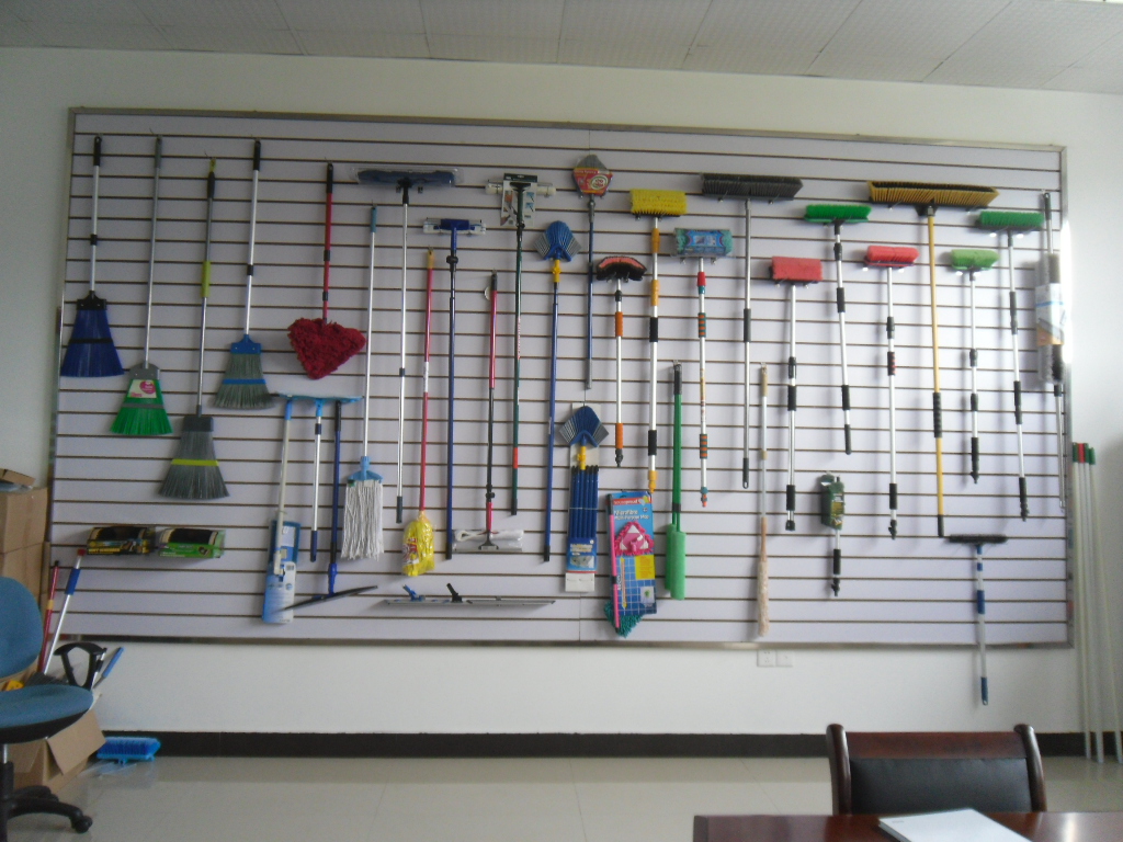 Ice scraper / snow shovel